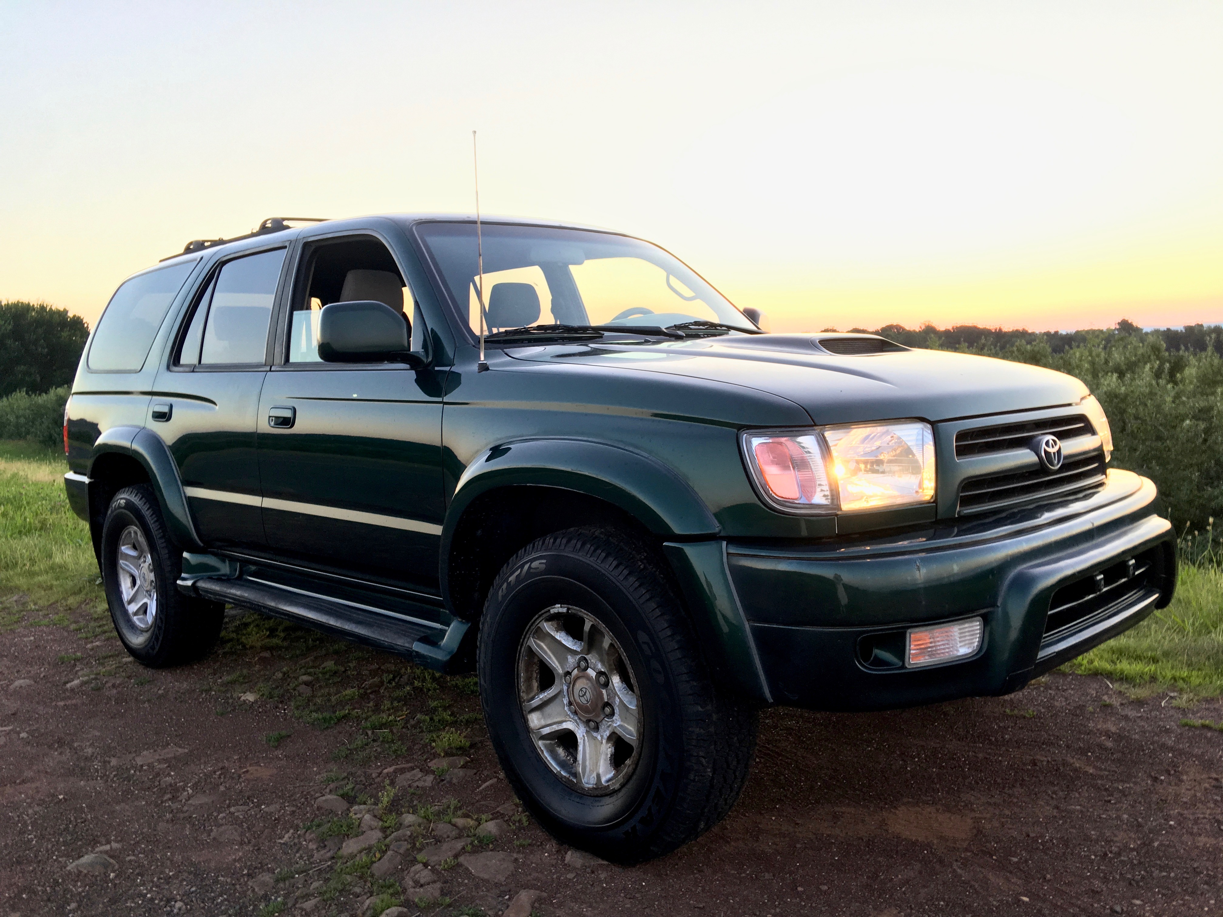 2000 Toyota 4Runner 3.4L V6 4WD 5 Speed Manual 129K - 3rd Gen - Our Pro Recon - New Clutch, Timing Belt and Waterpump, New Valve Cover Gaskets, New Spark Plugs, New Alternator, New Radiator, New Muffler and Tailpipe, New Rear Coil Springs, New Rear Shocks, New Brakes, New Tires, Frame Descaling, Applied Rust Converter Rust Mort, Sealed Frame with Fluid Film, New Bumpers - Beautiful Engine - has No Leaks — photo 12